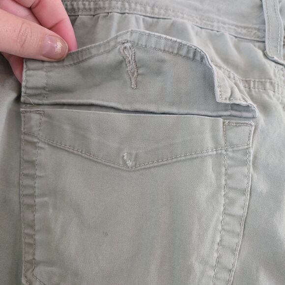 Bandolino Women’s Cargo Bermuda Shorts Sz 6 Green Button Side Roll Up Utility - Picture 8 of 8